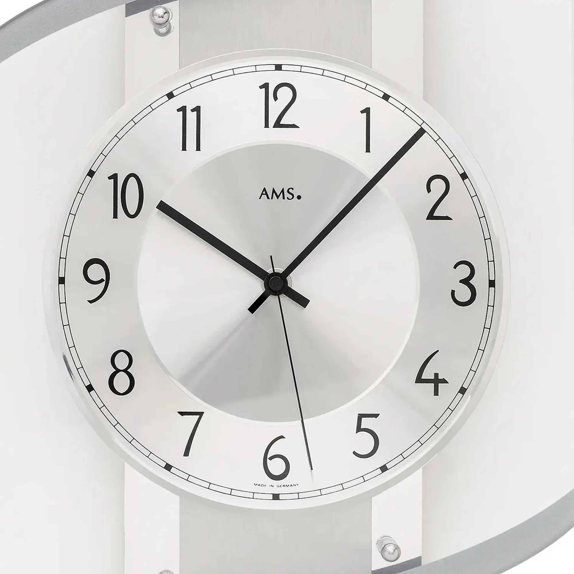 Nahansicht Wanduhr: weißes Zifferblatt, schwarze Ziffern, schwarze Zeiger