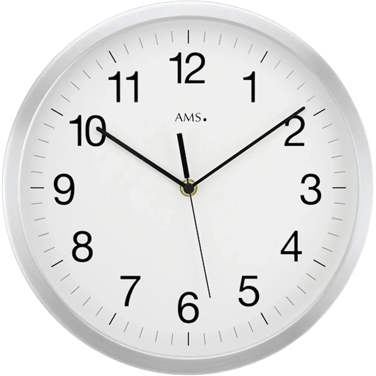 Funk-Wanduhr im Detail: weißes Zifferblatt mit arabischen Ziffern und schwarzen Zeigern