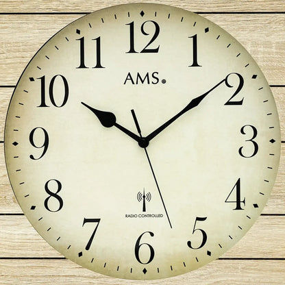 Detail: runde Funk-Wanduhr mit großen Zahlen, AMS-Schriftzug und Funksymbol