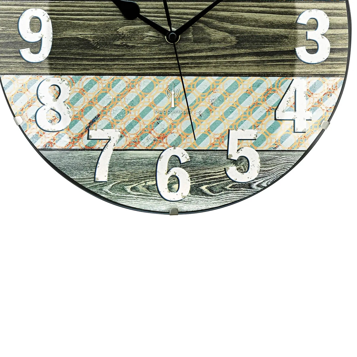Teilansicht einer AMS Funk-Wanduhr: grün-braunes Holzdesign und weiße Ziffern