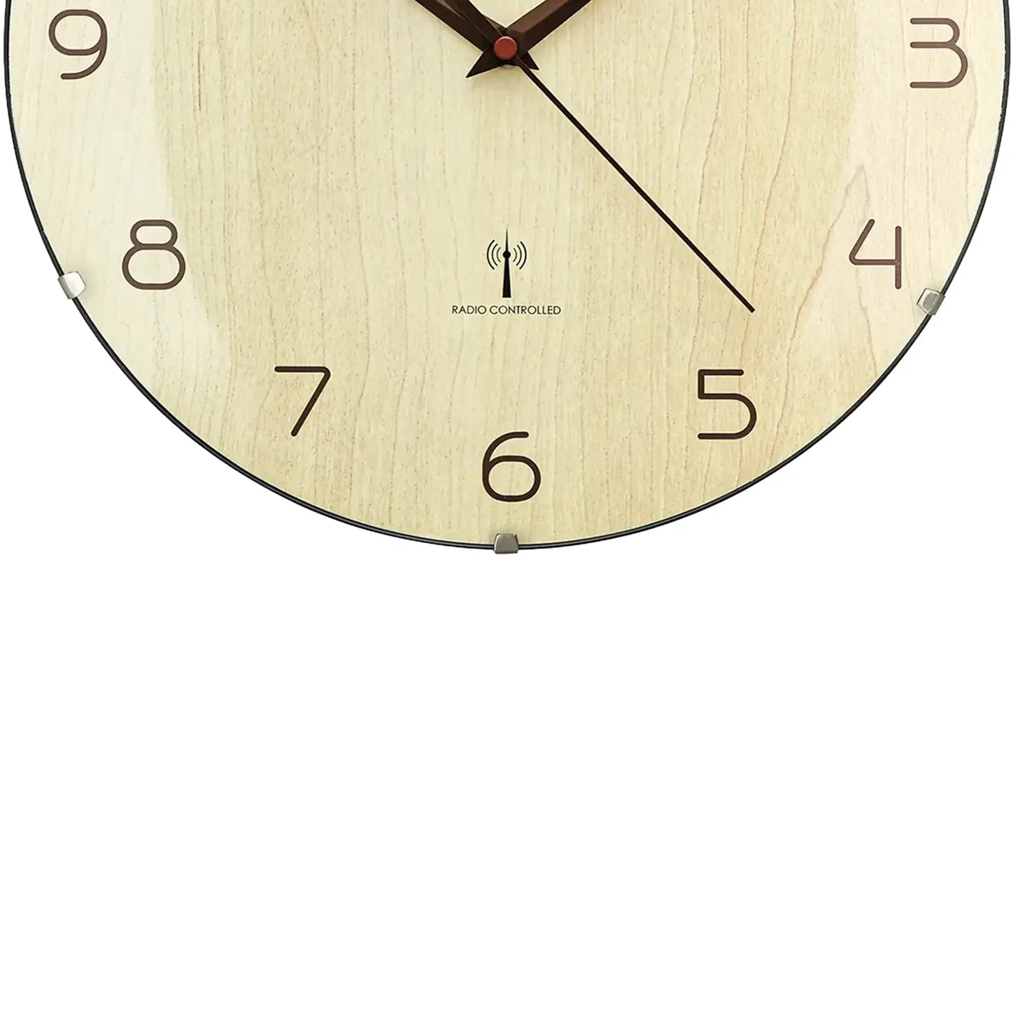 Nahaufnahme Funk-Wanduhr: Holz-Ziffernblatt mit Radiocontroll und Zeigern