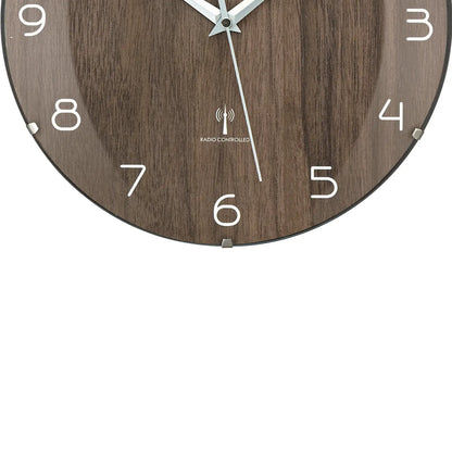 AMS Funk-Wanduhr Detail: nussbaumfarbene Holzoptik, Zeiger und „RADIO CONTROLLED“