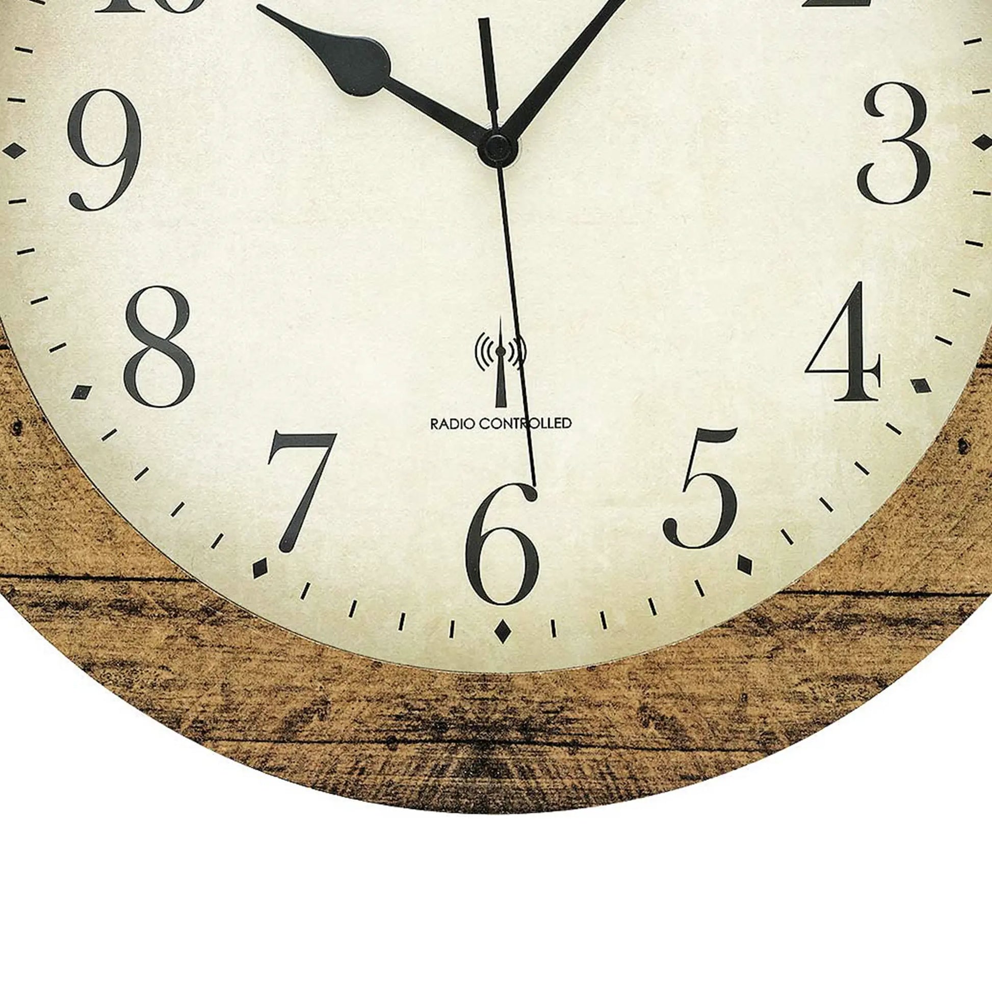 Wanduhr-Zifferblatt mit Aufschrift „RADIO CONTROLLED“ und schwarzen Zeigern