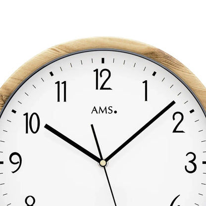 Detail der Funk-Wanduhr: AMS-Ziffernblatt mit schwarzen Zeigern und Holzrahmen