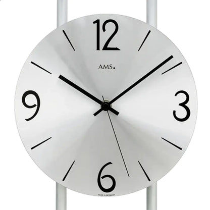 Detailansicht der Wanduhr: weißes Zifferblatt mit schwarzen Ziffern und AMS-Logo