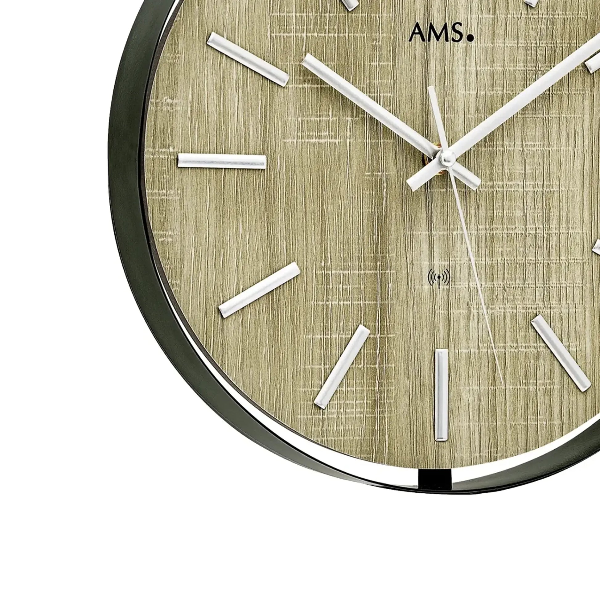 Nahaufnahme der AMS Funk-Wanduhr: gold-beiges Ziffernblatt, silberne Zeiger und Indizes