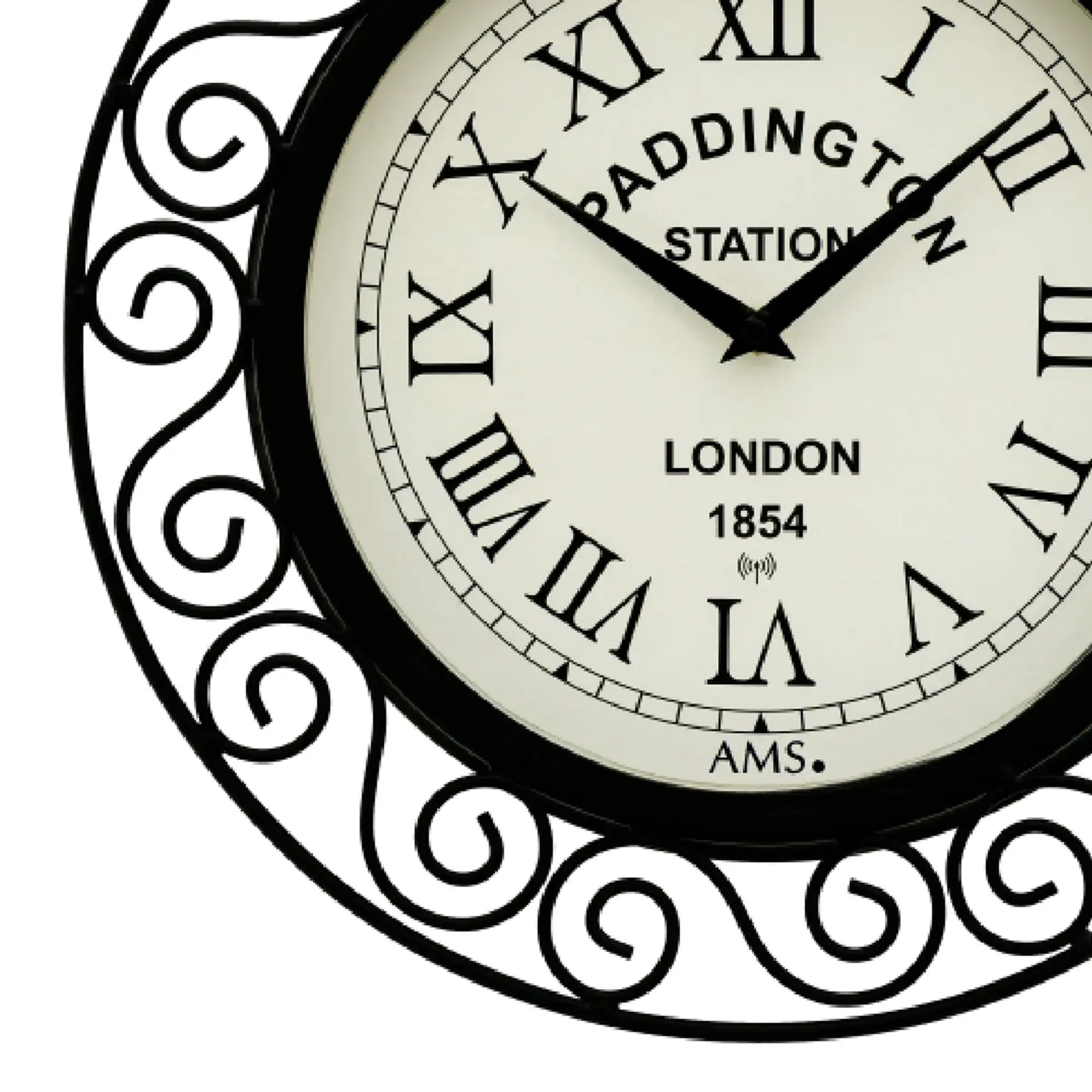 Detail der AMS Funk-Wanduhr: cremefarbenes Zifferblatt, schwarze Zeiger und Ornamentrahmen