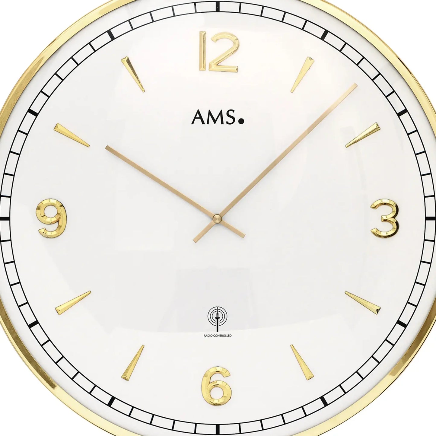 Nahansicht der Wanduhr: weißes Ziffernblatt, goldene Stundenmarken, AMS-Logo