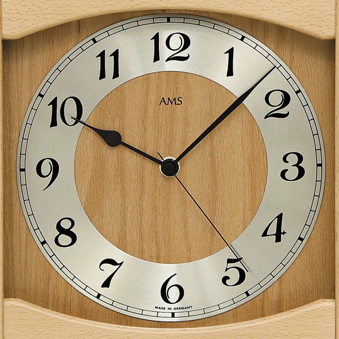 AMS Wanduhr mit rundem Holzgehäuse, Mineralglas und schwarzen Zeigern