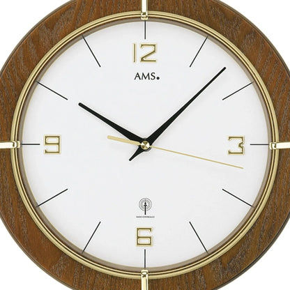 Nahansicht Funk-Wanduhr: weißes Zifferblatt, goldene Zahlen, schwarze und goldene Zeiger
