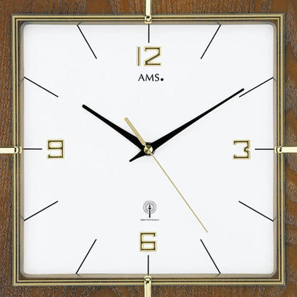 Nahaufnahme: Wanduhr-Zifferblatt mit goldenen Indexen, Mineralglas und schwarzen Zeigern