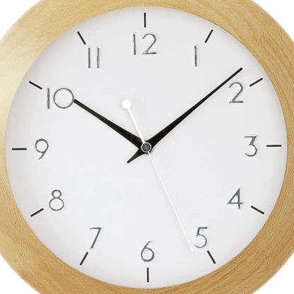 Nahaufnahme Wanduhr: weißes Zifferblatt mit schwarzen arabischen Ziffern, Buchenholzring