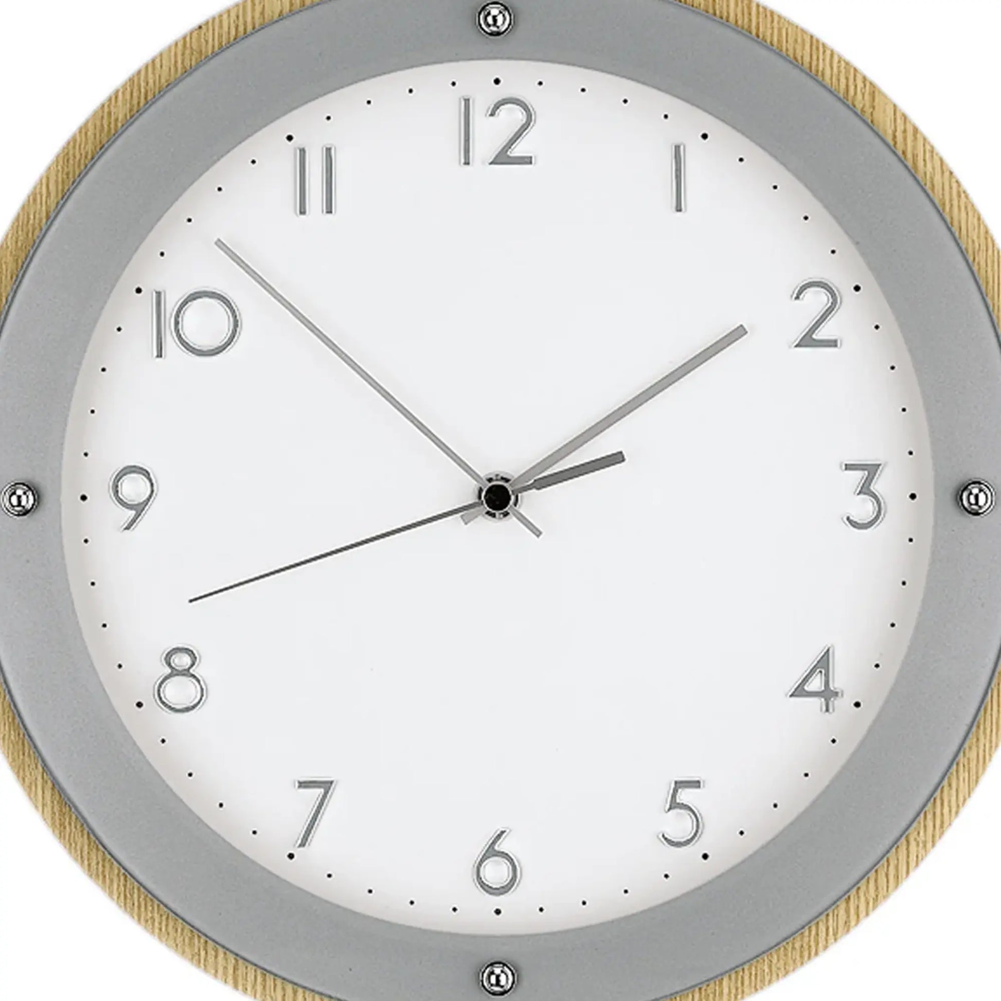 Nahansicht: Wanduhr mit Holzumrandung, grauem Rahmen und weißen Auflagezahlen