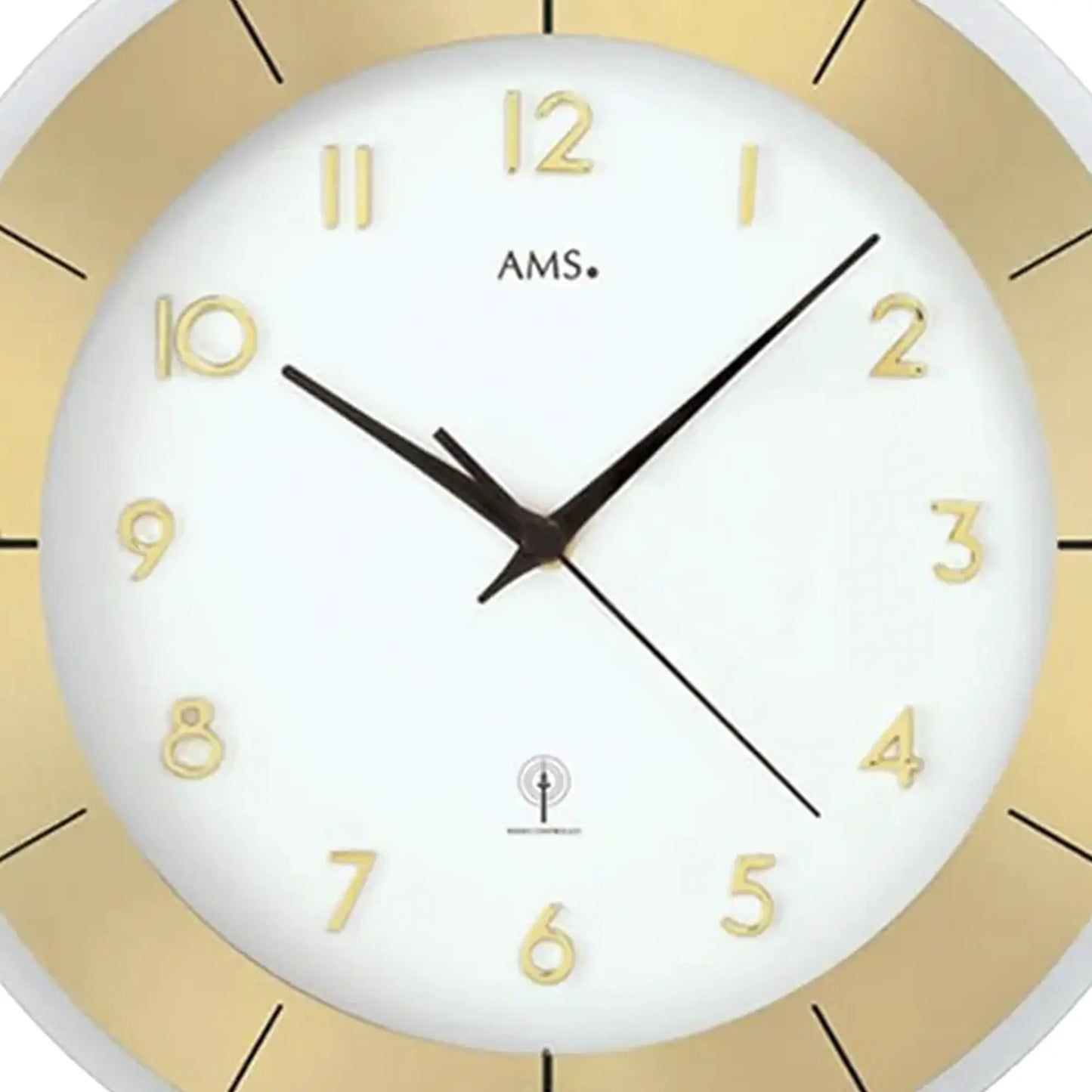 Detail der Wanduhr: weißes Ziffernblatt mit arabischen Ziffern, goldfarbene Fassung