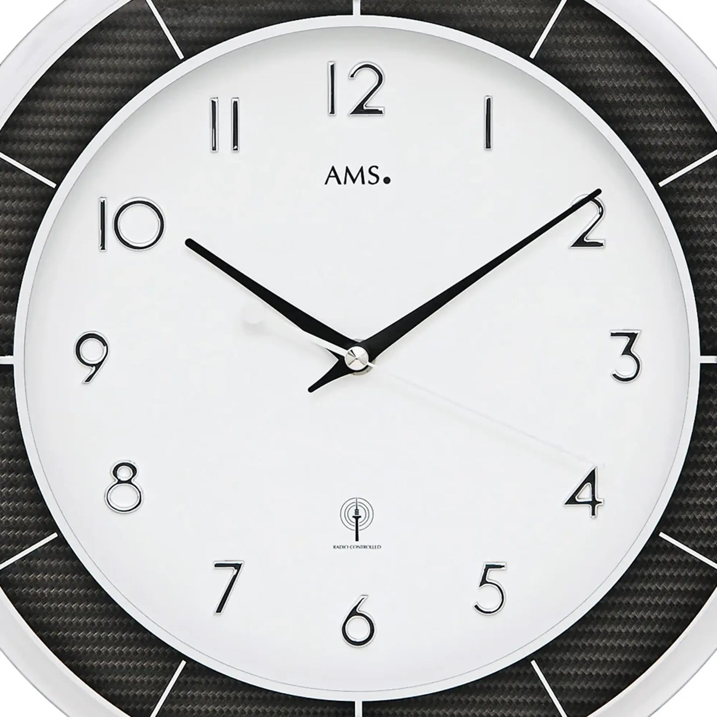 Großansicht Wanduhr: weißes Zifferblatt mit AMS, schwarzen Zeigern und Funksymbol