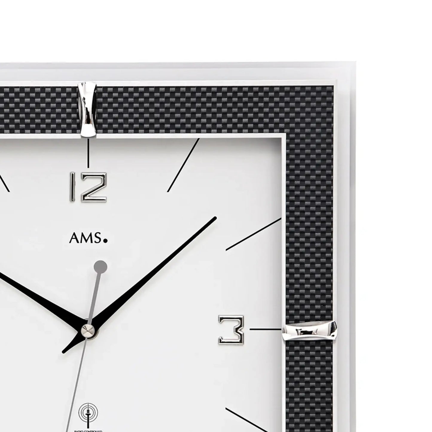 Nahaufnahme Funk-Wanduhr: Zeiger und Ziffern im schwarzen Carbonrahmen