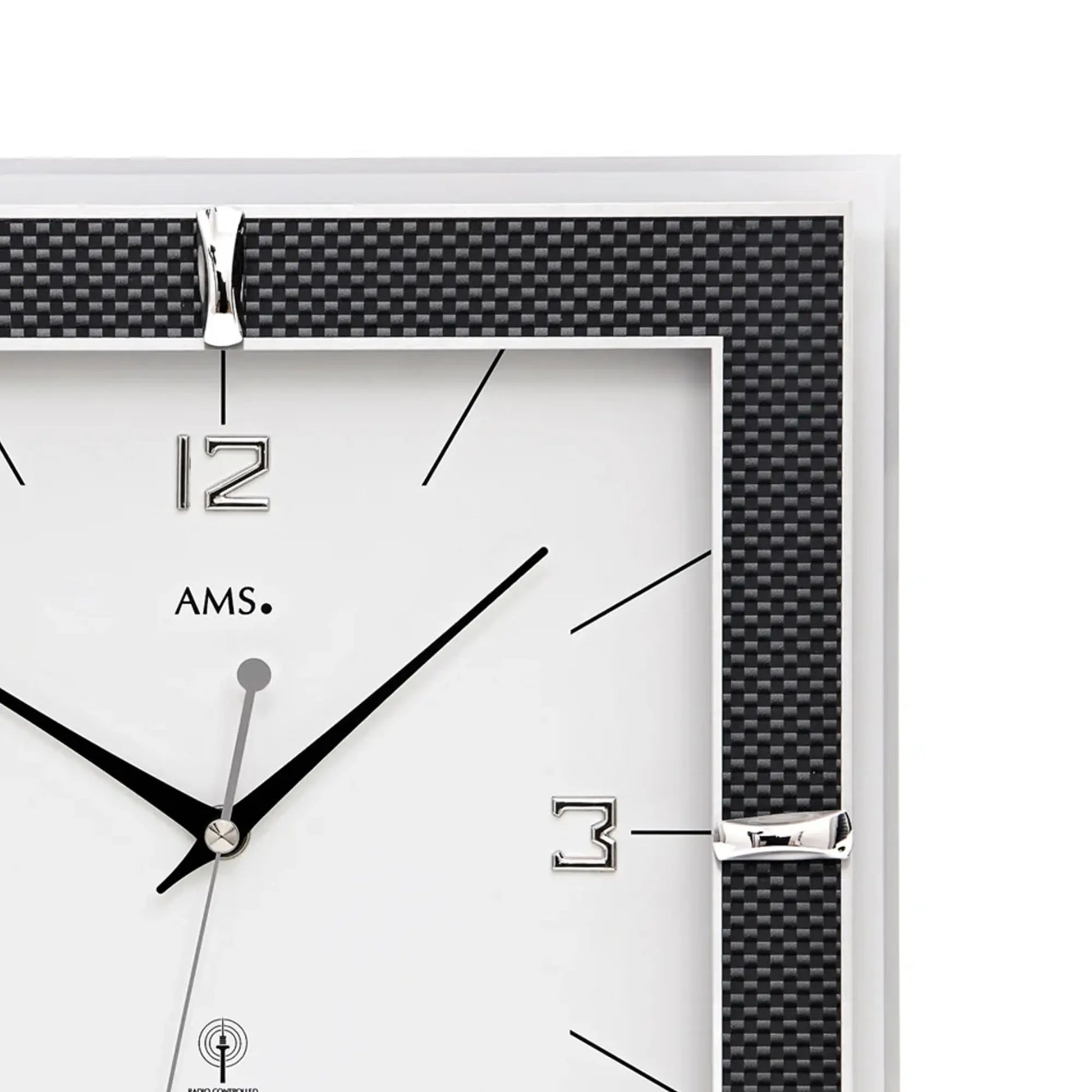 Nahaufnahme Funk-Wanduhr: Zeiger und Ziffern im schwarzen Carbonrahmen