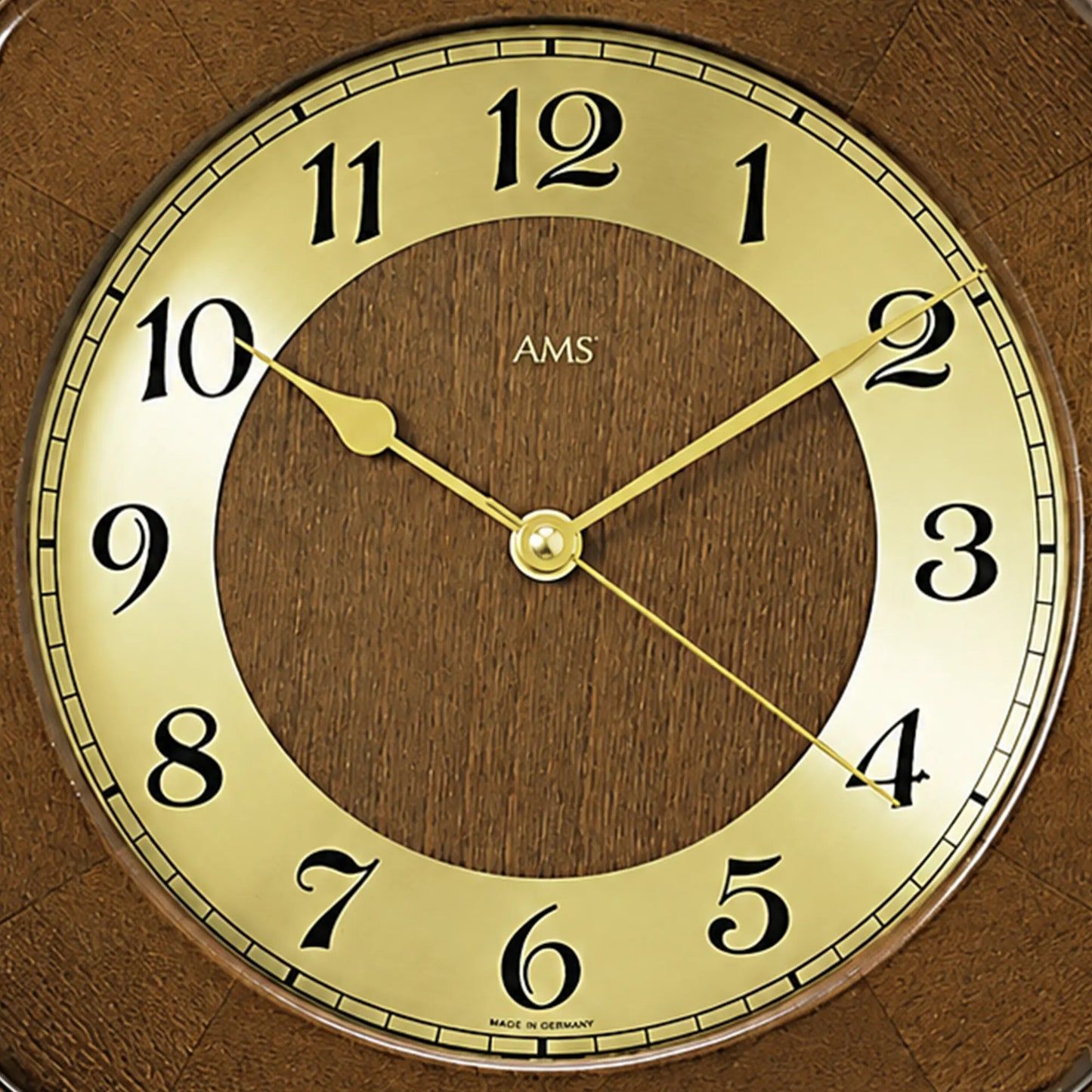 Nahaufnahme: Wanduhr-Ziffernblatt mit gelben Zeigern und Holzoptik im Rahmen