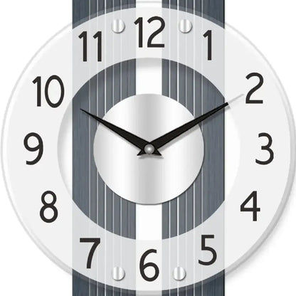 Nahansicht Wanduhr: anthrazit gestreiftes Ziffernblatt mit Zeigern und römischen Ziffern