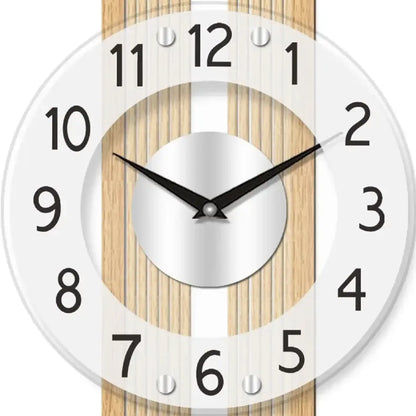 Detailansicht der AMS Wanduhr: satiniertes Mineralglas, Buchenholzstreifen, weiße Ziffern, schwarze Zeiger