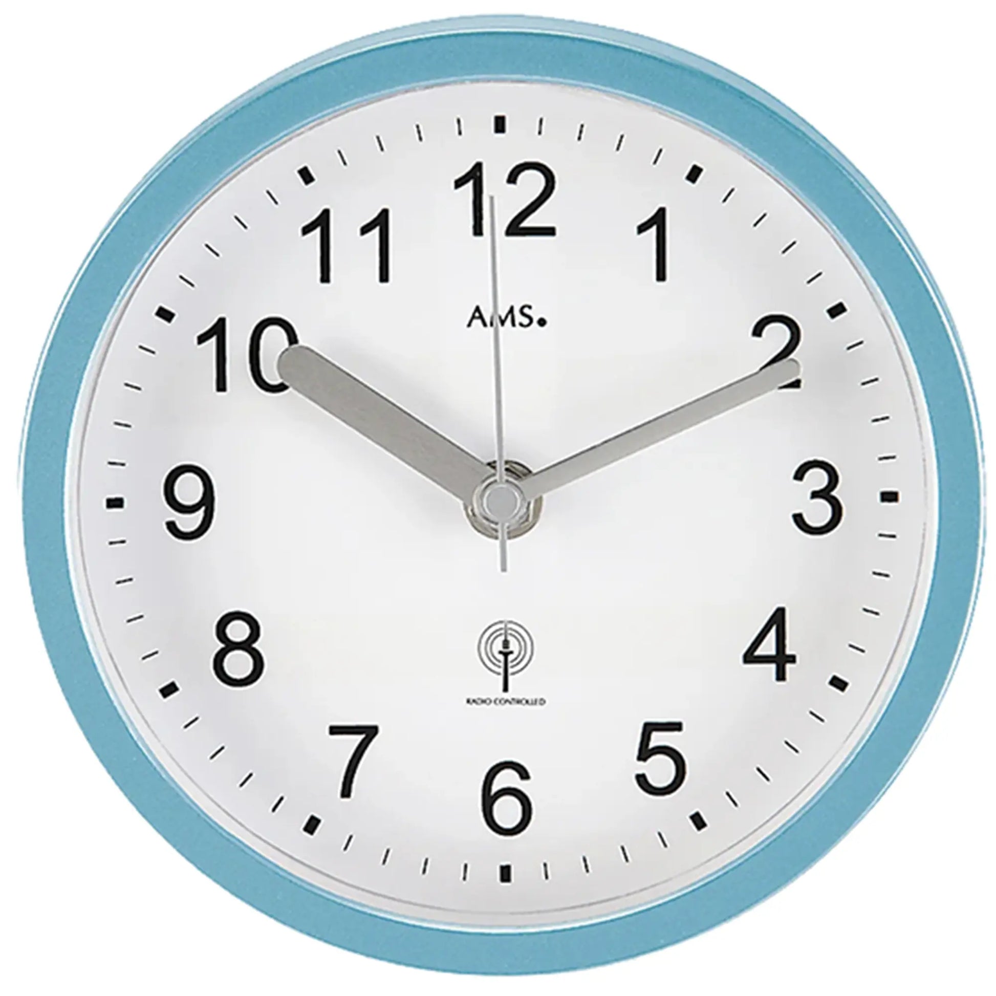 Nahaufnahme: Badezimmer-Wanduhr mit türkisfarbenem Rand, weißem Ziffernblatt, AMS-Logo.