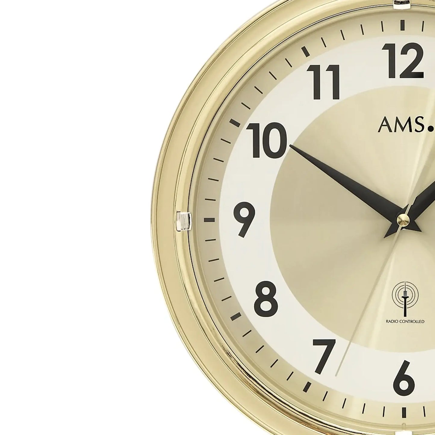 Nahansicht AMS Funk-Wanduhr: Messingrahmen, beiges Zifferblatt, schwarze arabische Ziffern