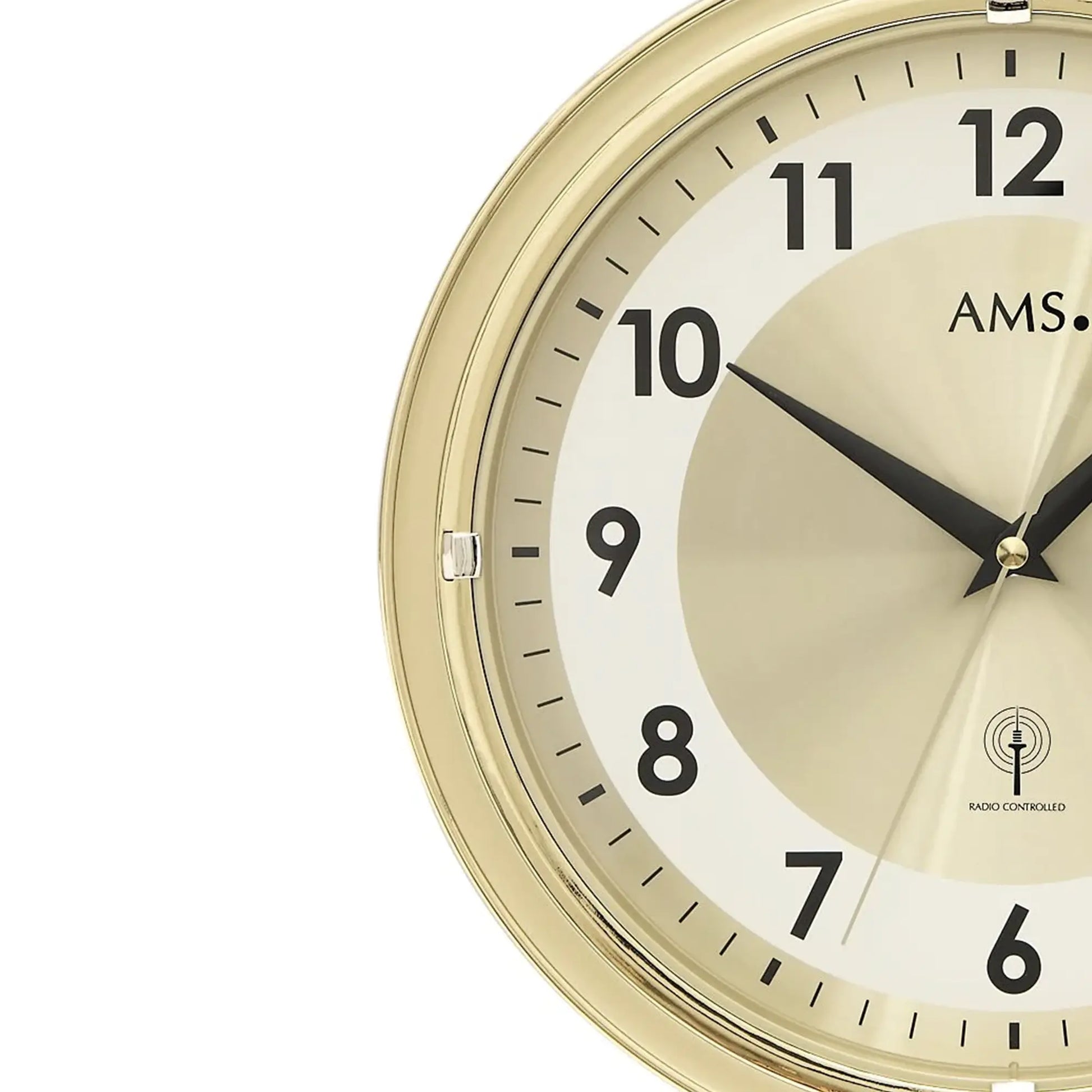 Nahansicht AMS Funk-Wanduhr: Messingrahmen, beiges Zifferblatt, schwarze arabische Ziffern