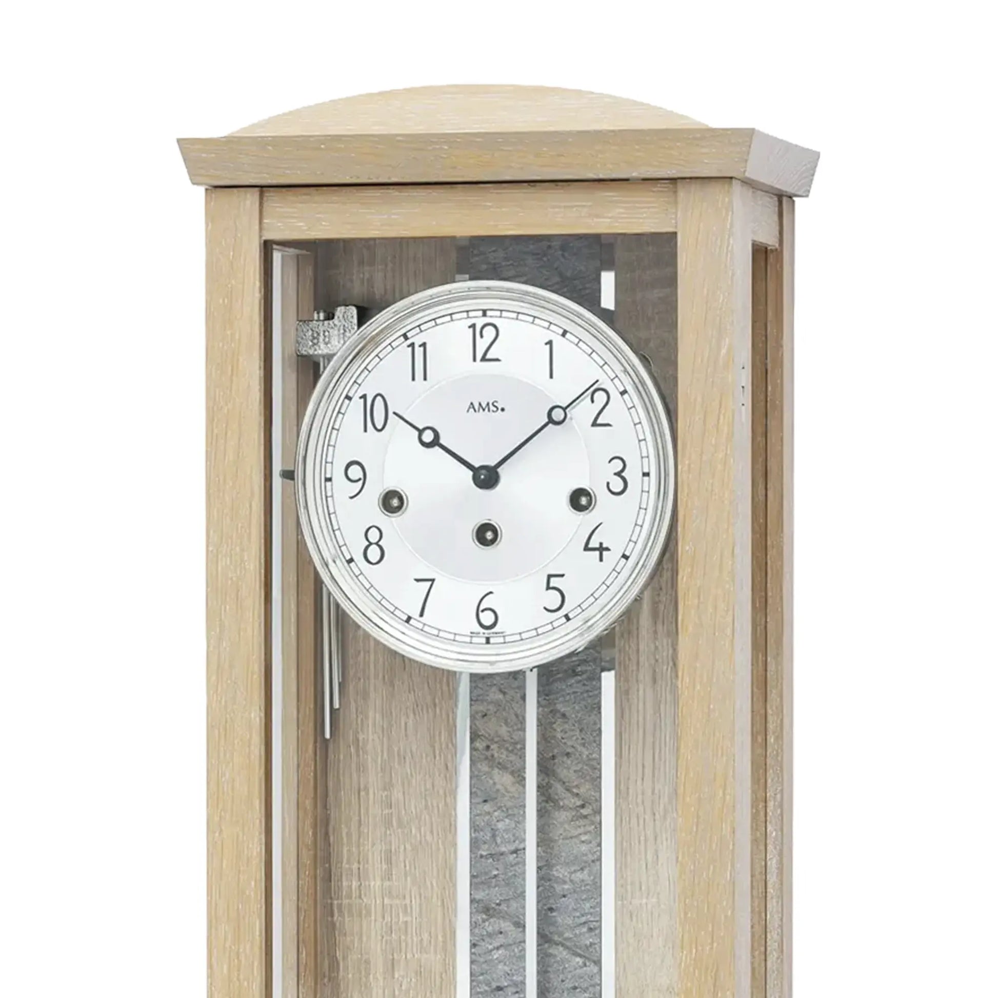 Wanduhr-Zifferblatt im Eichenholzrahmen mit schwarzen Zeigern und AMS-Logo