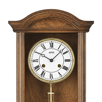 Wanduhr-Zifferblatt im Nussbaumgehäuse mit römischen Ziffern und Pendelaufhängung