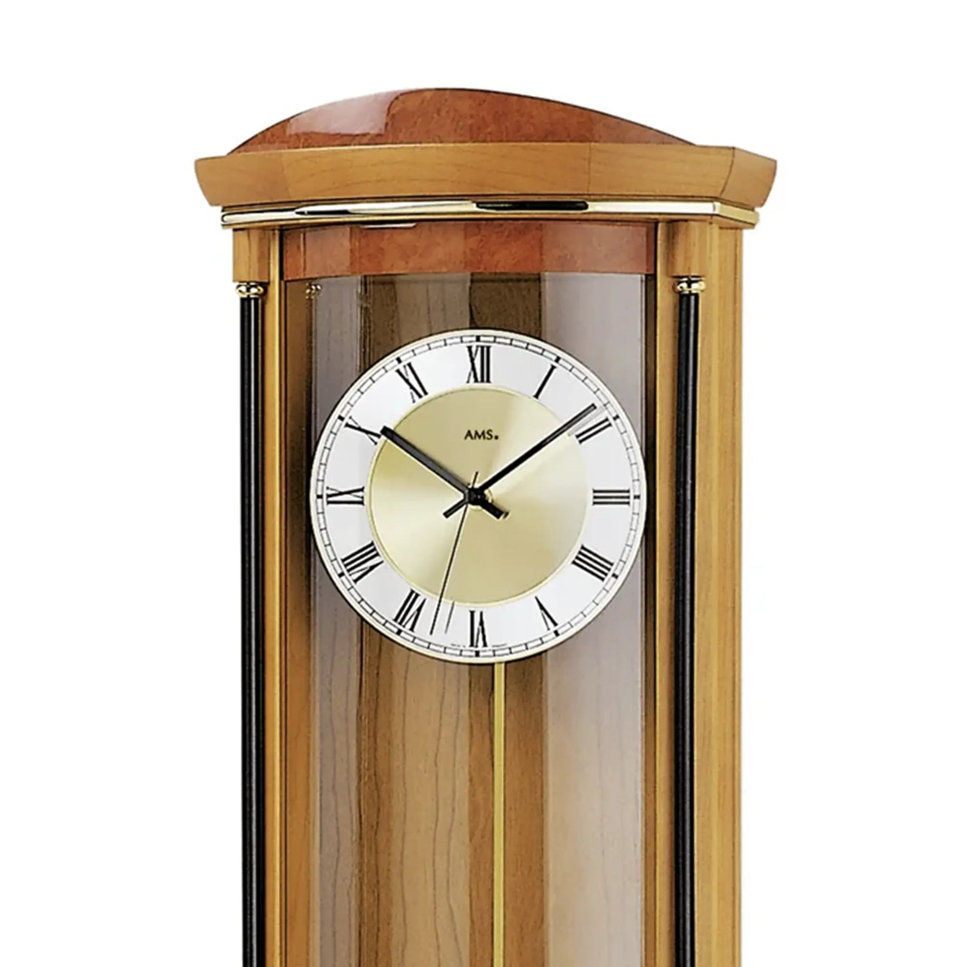 Wanduhr-Zifferblatt im Holzrahmen mit römischen Zahlen und goldfarbenem Zentrum