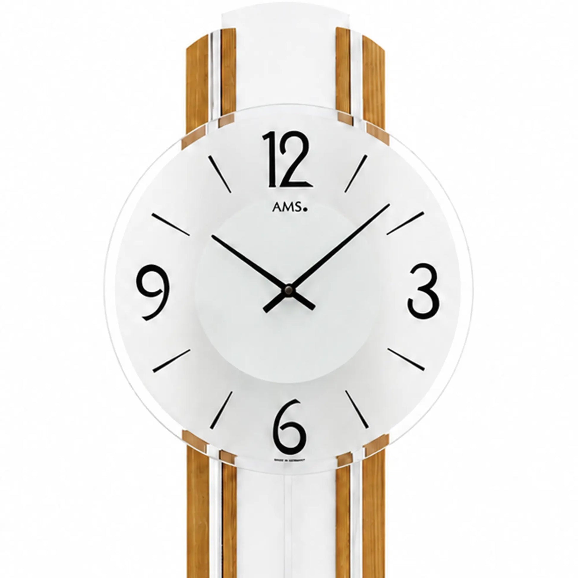 Wanduhr-Front: weißes Zifferblatt mit schwarzen Ziffern, Zeigern und AMS-Schrift