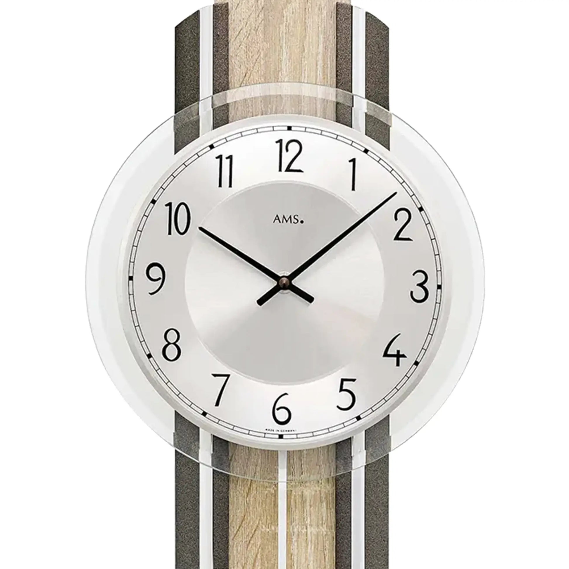 Wanduhr-Detail mit Zifferblatt, Zeigern und Logo „AMS.”