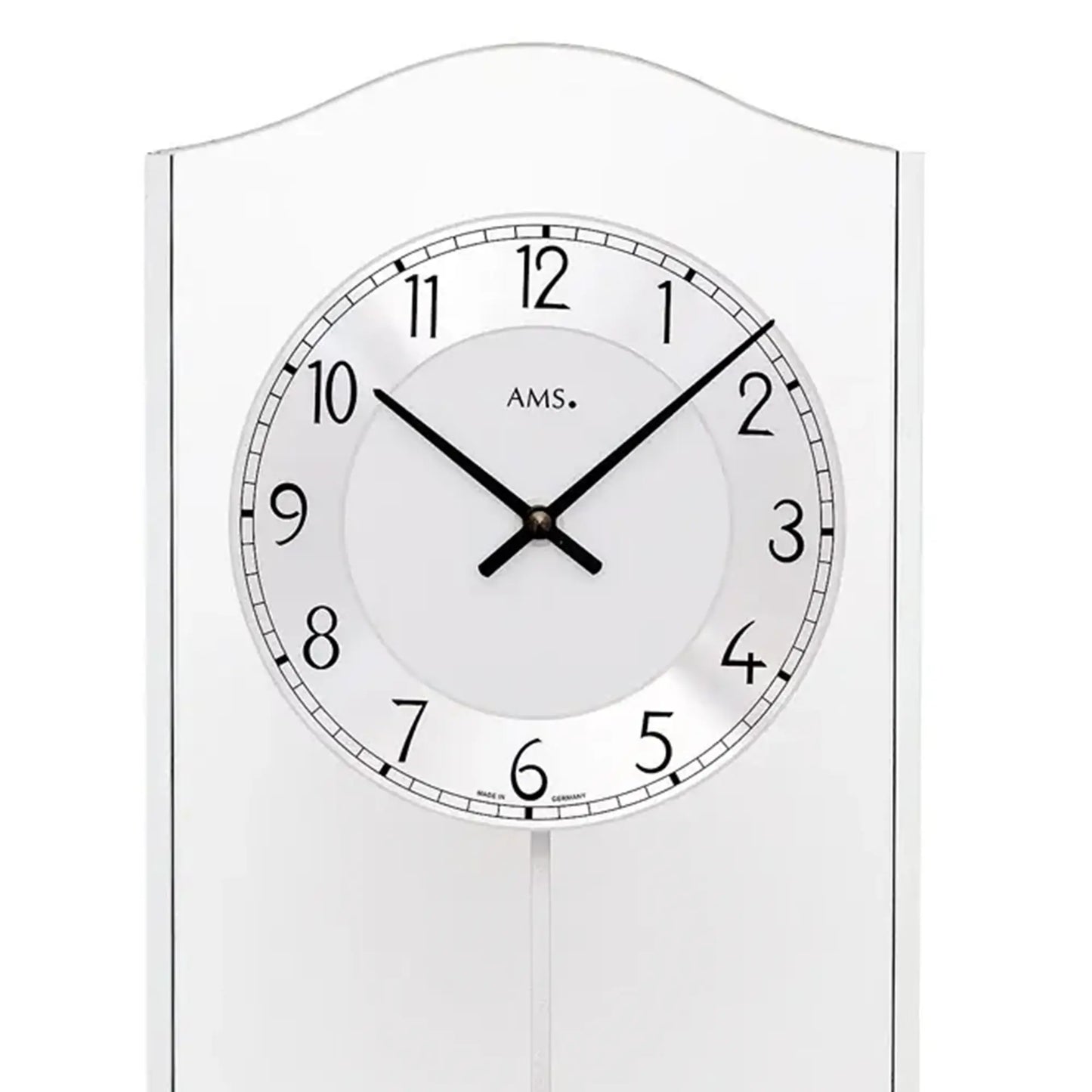 Wanduhr-Zifferblatt mit AMS-Schriftzug, schwarzen Zeigern und Chromrahmen