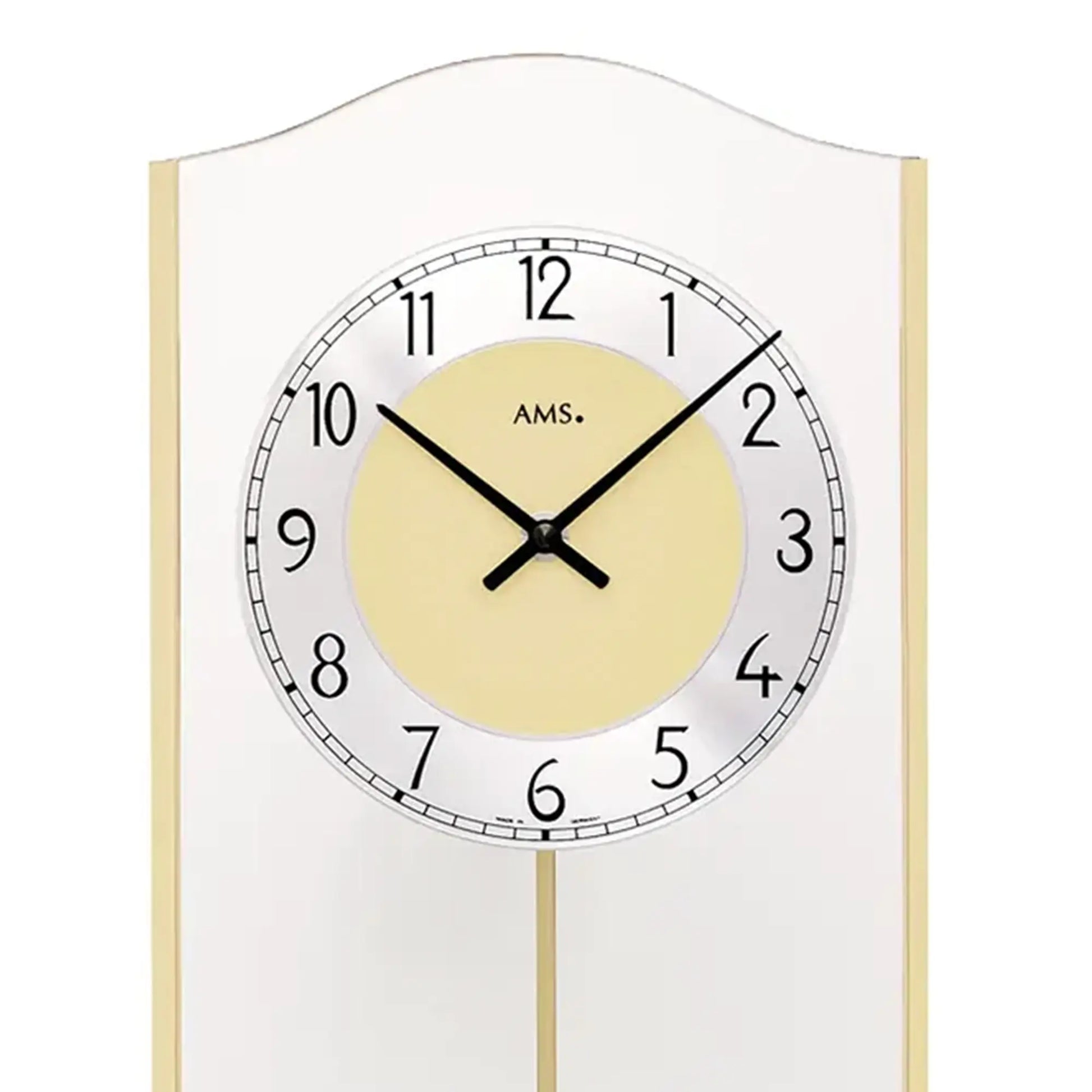 Wanduhr-Zifferblatt mit Ziffern und Zeigern, gelbes Innenfeld und Messingpendel