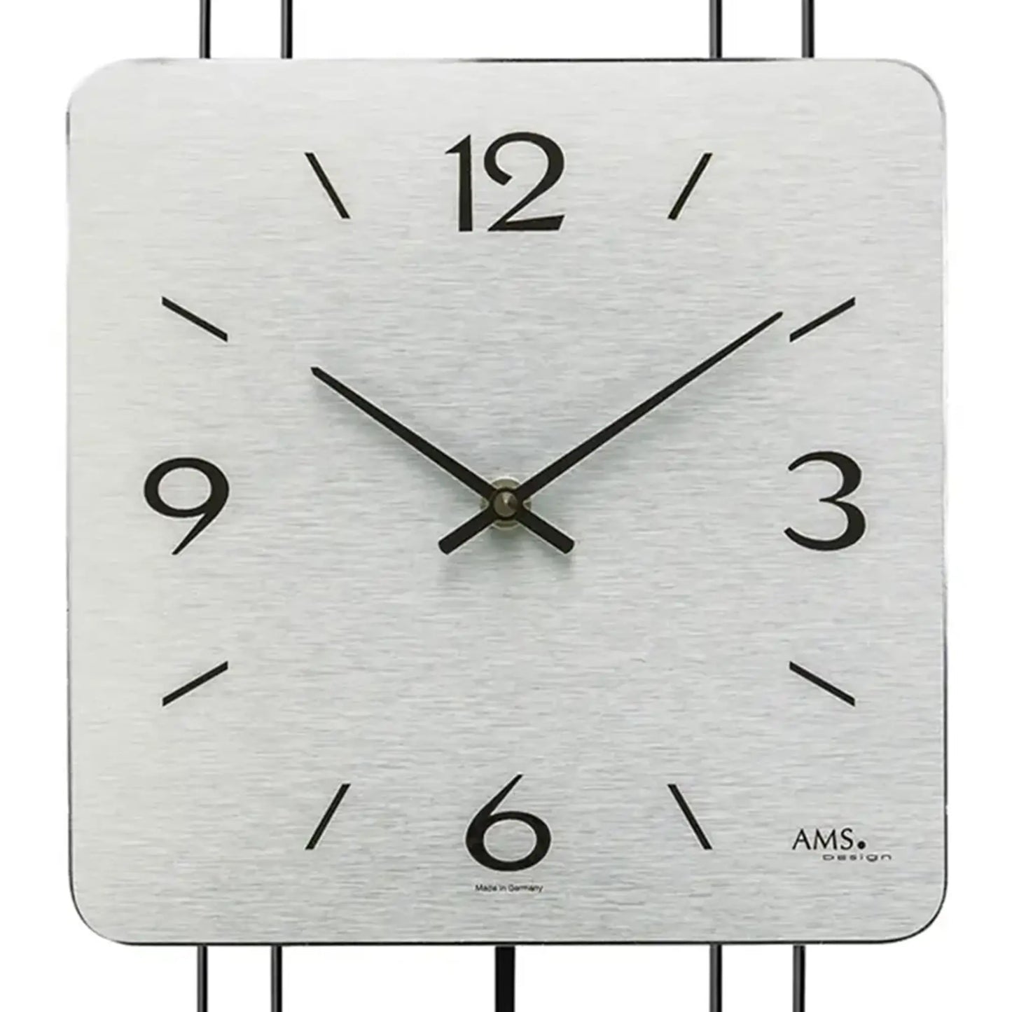 Wanduhr-Zifferblatt in hellem Grau mit Ziffern 12, 9, 3 und 6 sowie AMS.-Logo