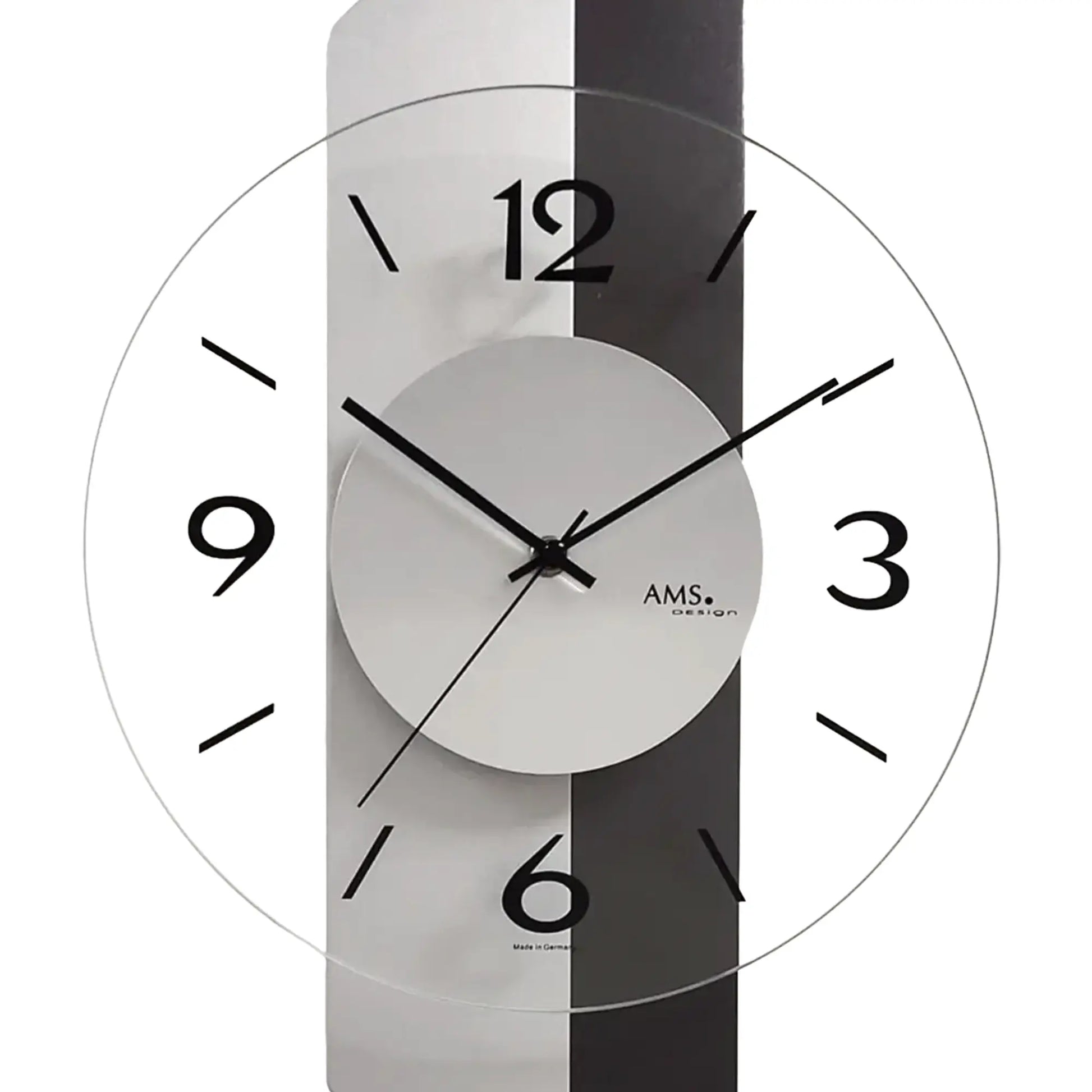 Detail der Wanduhr: silbernes Zifferblatt, schwarze arabische Ziffern, AMS-Logo