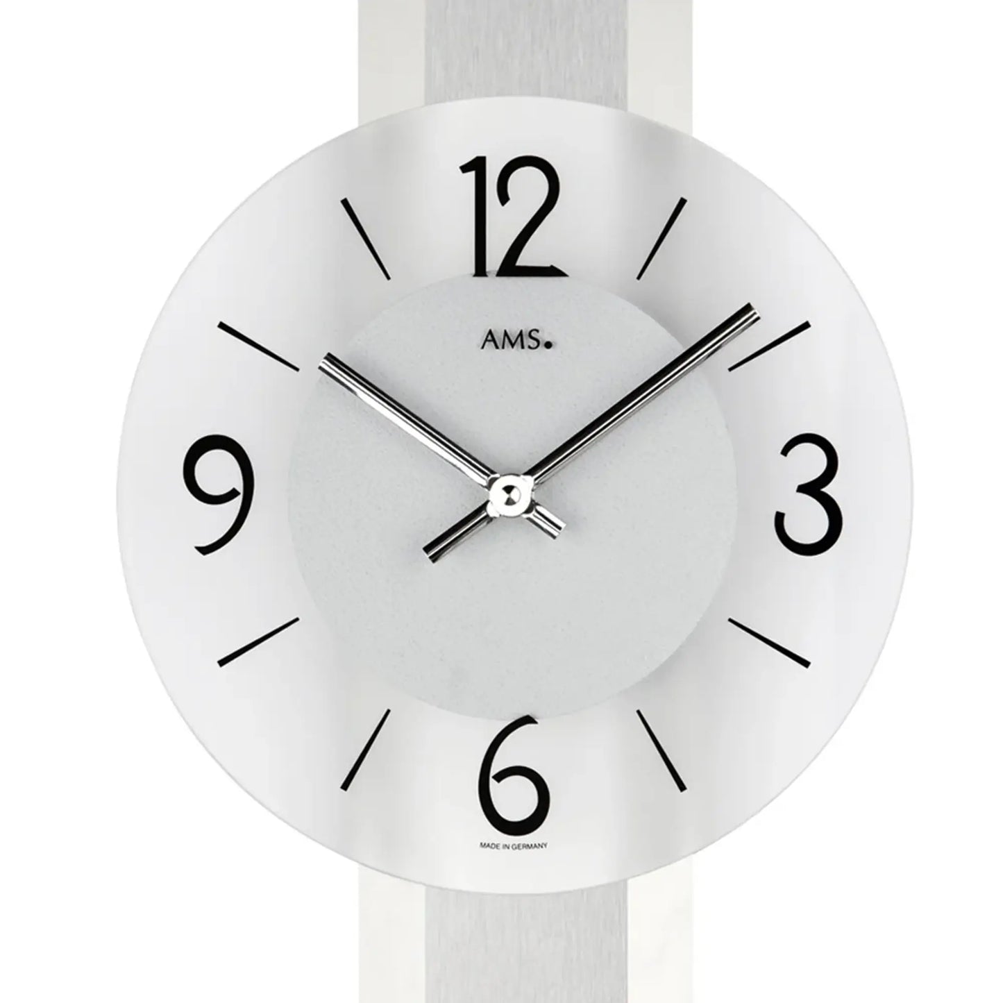 Wanduhr im Nahbereich mit weißem Zifferblatt, schwarzen Ziffern, silbernen Zeigern und AMS-Logo