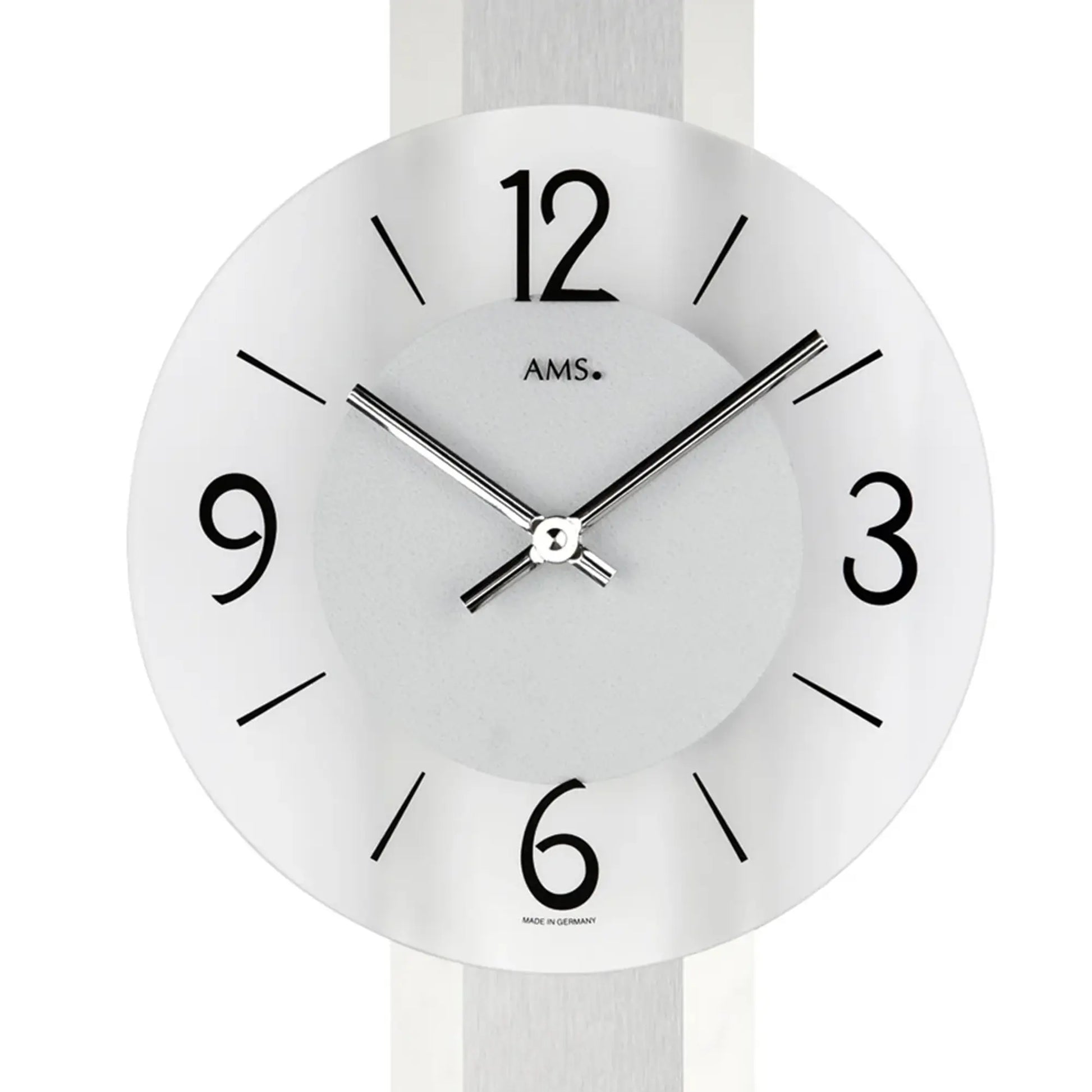 Wanduhr im Nahbereich mit weißem Zifferblatt, schwarzen Ziffern, silbernen Zeigern und AMS-Logo