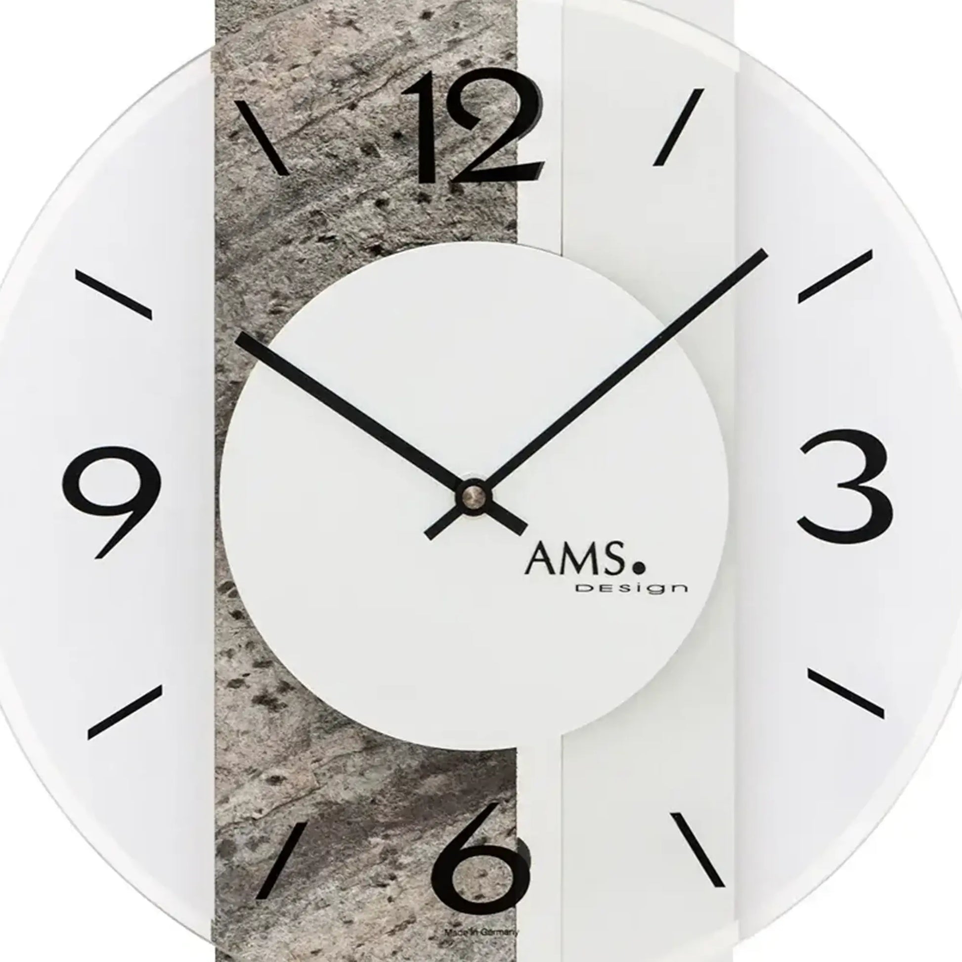 Nahaufnahme Wanduhr: weißes Blatt mit grauem Steinsegment, schwarze Zeiger und große Ziffern