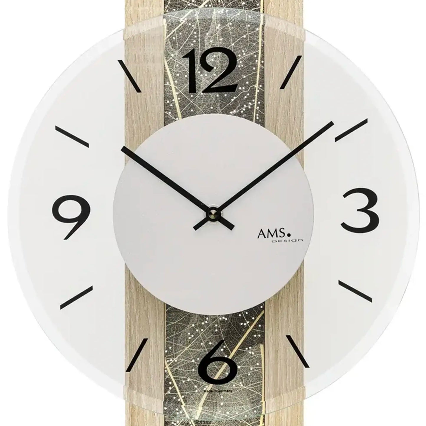 Wanduhr im Detail: weißes Zifferblatt, schwarze Zeiger, AMS; Sonoma-Eiche mit Steinoptik