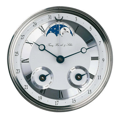 Zifferblatt einer Holzwanduhr mit römischen Zahlen und Mondmotiv, blau