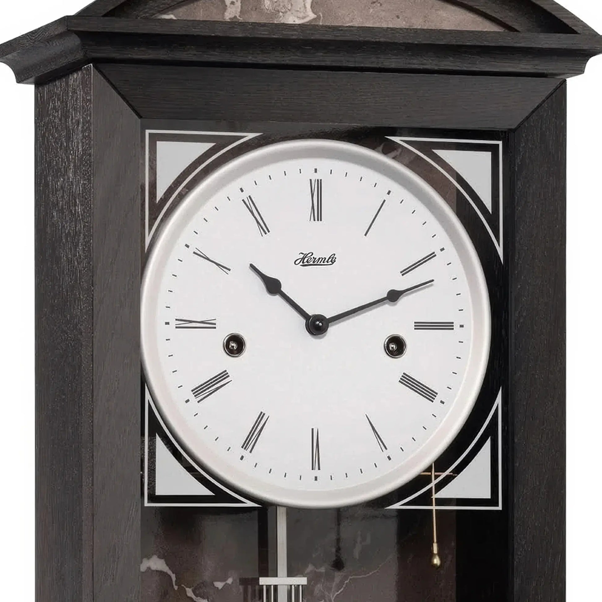Nahaufnahme Wanduhr: weißes Zifferblatt mit römischen Zahlen und schwarzen Zeigern