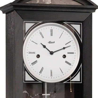 Nahaufnahme Wanduhr: weißes Zifferblatt mit römischen Zahlen und schwarzen Zeigern