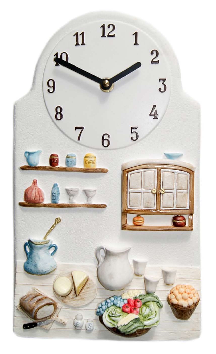 Ceramiczny zegar ścienny z nostalgicznym motywem kuchennym, okrągłą tarczą i złotymi wskazówkami
