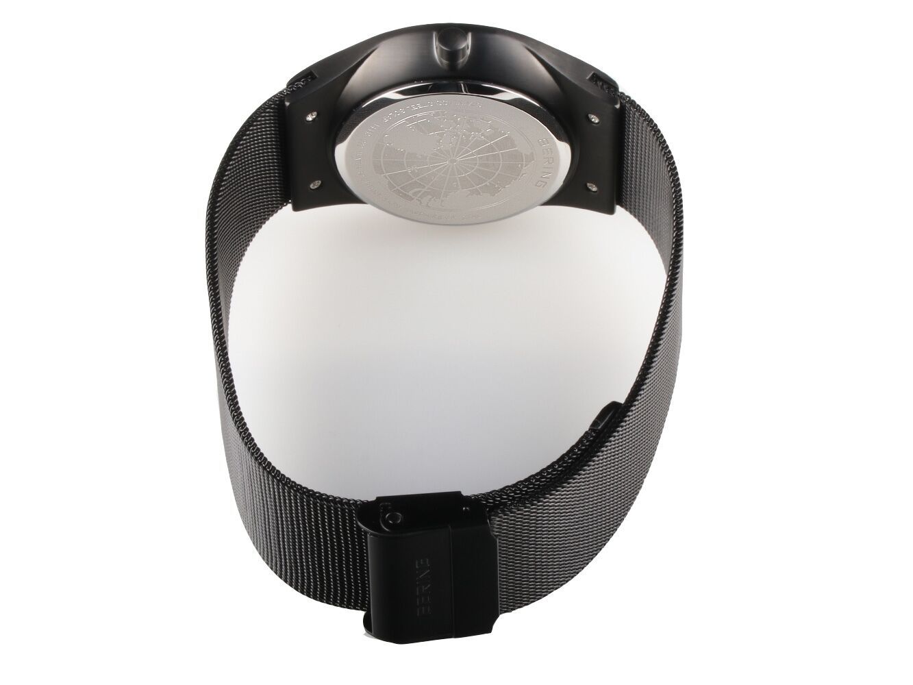 Bering Solar Armbanduhr mit schwarzer Rückseite und Mesharmband