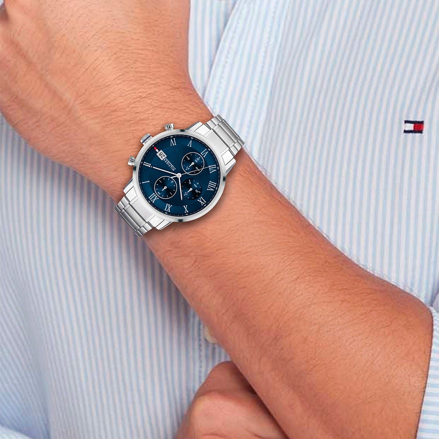 Herrenarmbanduhr am Handgelenk, blaues Zifferblatt mit Chrono-Subdials und Stahlband