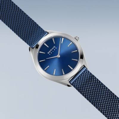 Zegarek damski Bering z okrągłą kopertą, niebieską tarczą i niebieską bransoletą typu mesh