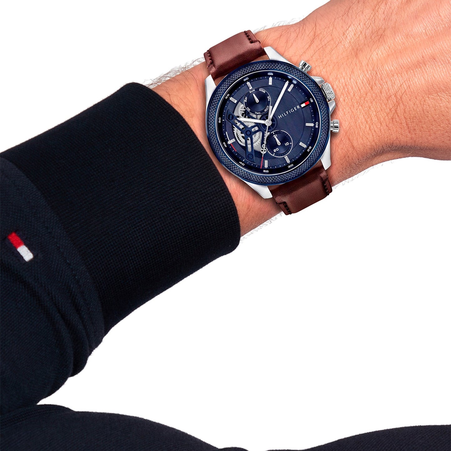 Herrenarmbanduhr am Handgelenk, braunes Lederarmband, blaues Chrono-Zifferblatt
