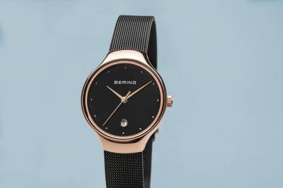 Zegarek damski Bering z czarną tarczą i bransoletą typu mesh w kolorze różowego złota