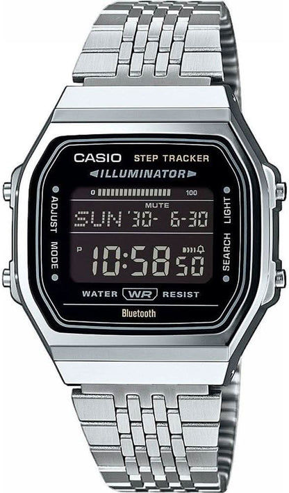 Zegarek Casio z krokomierzem, metalową bransoletą, czarnym wyświetlaczem i srebrnymi krawędziami koperty